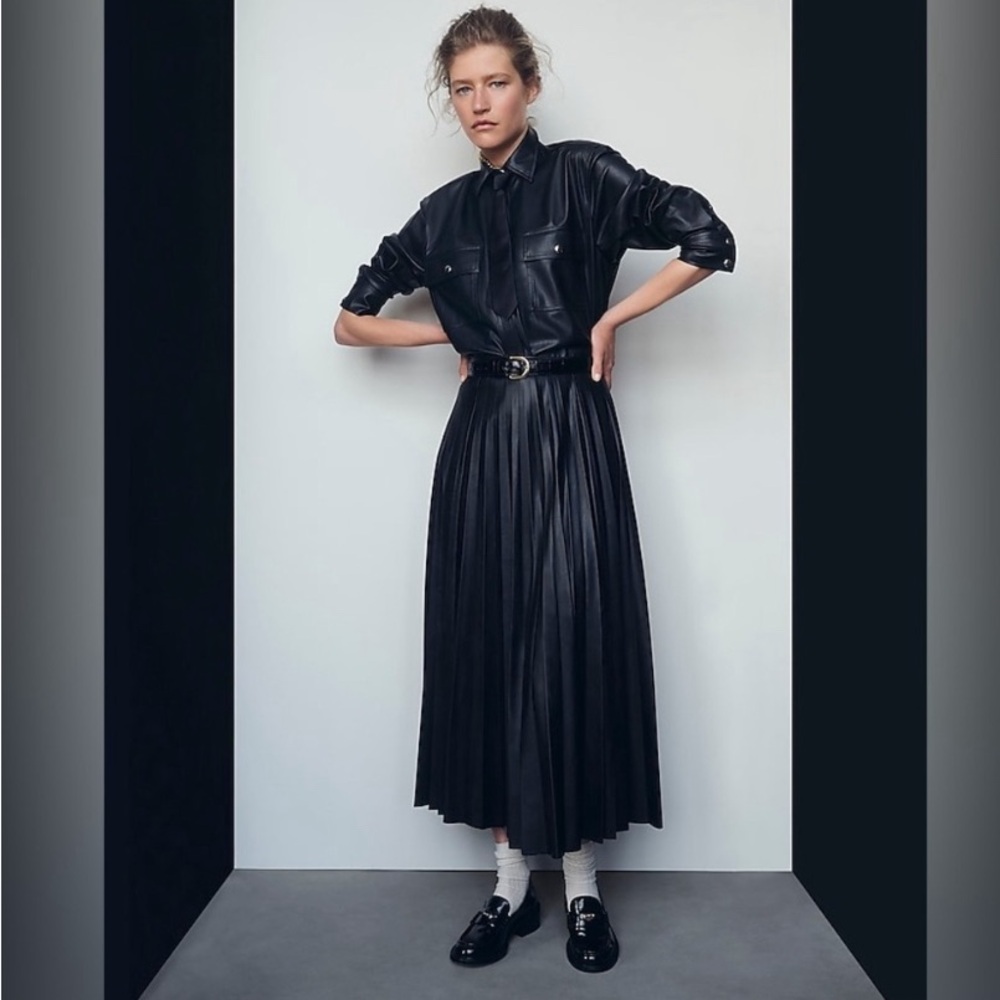 Pleated skirt in faux leather